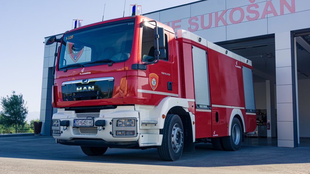 Model Vozila: MAN TGM 15.240
Garažna oznaka: “Sukošan 120”
Voda: 7000 l
Pjenilo: 100 l
